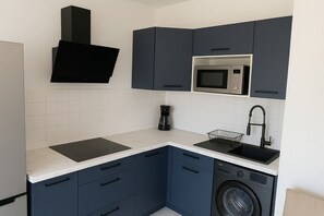 Private kitchen - 200 meters from the beach: Air-conditioned apartment with a pool and parking (Sainte-Maxime)