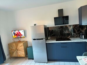Private kitchen - 200 meters from the beach: Air-conditioned apartment with a pool and parking (Sainte-Maxime)
