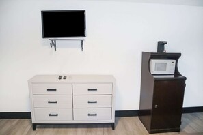 Interior - Queen Bed | Ronks, PA (Ronks, PA)