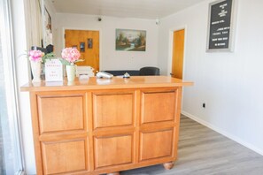 Lobby - Queen Bed | Ronks, PA (Ronks, PA)