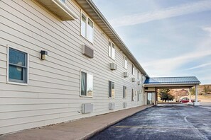 Exterior - Premium Queen Bed|Shelby MT (Shelby MT)