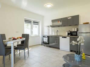 Kühlschrank, Mikrowelle, Ofen, Kochgeschirr/Geschirr/Besteck