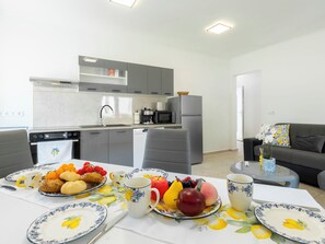 Kühlschrank, Mikrowelle, Ofen, Kochgeschirr/Geschirr/Besteck