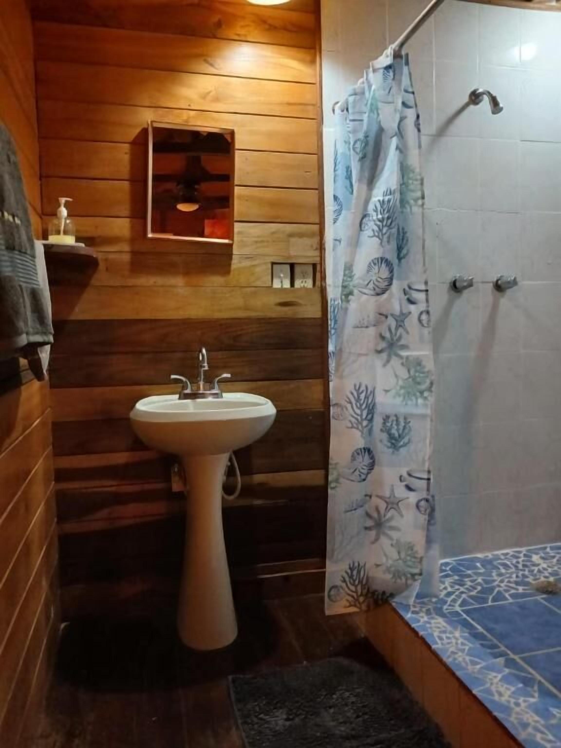Superior Double Room | Bathroom | Shower, hair dryer, towels