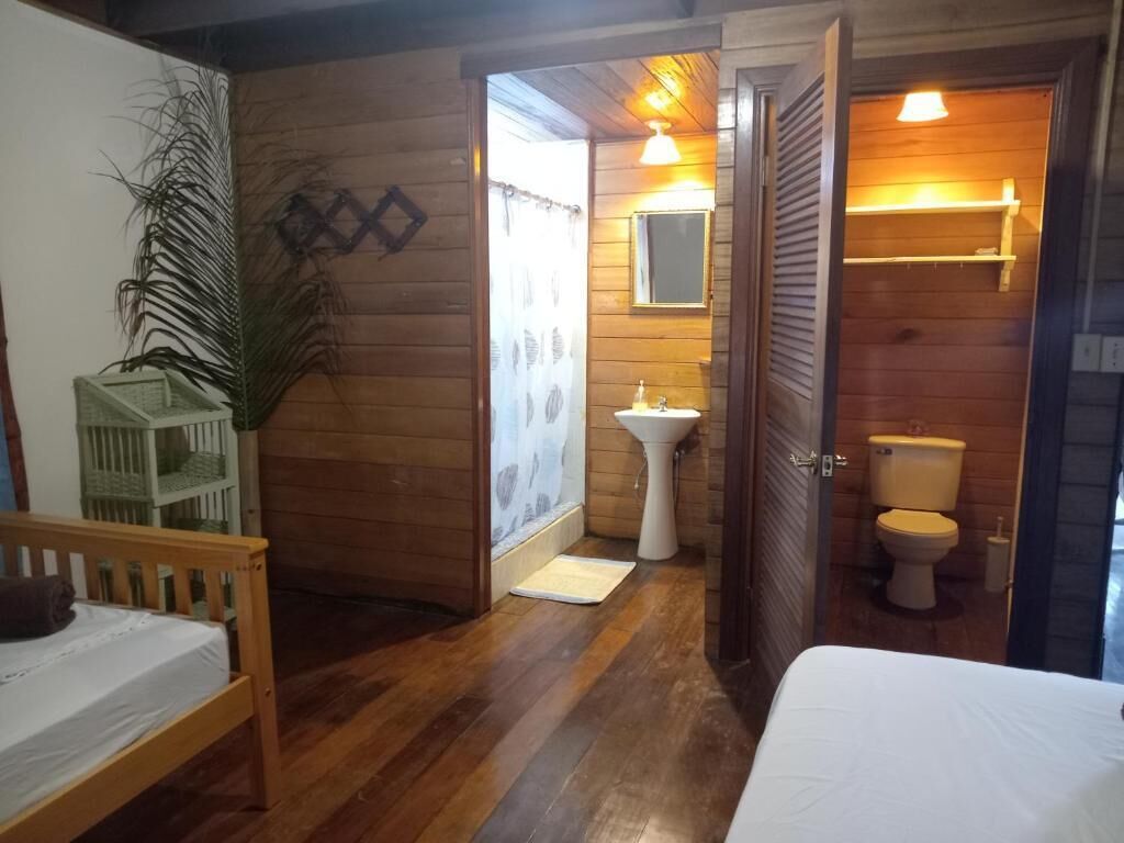 Kamar Twin | Meja kerja, ruang kerja ramah laptop, dan setrika/meja setrika