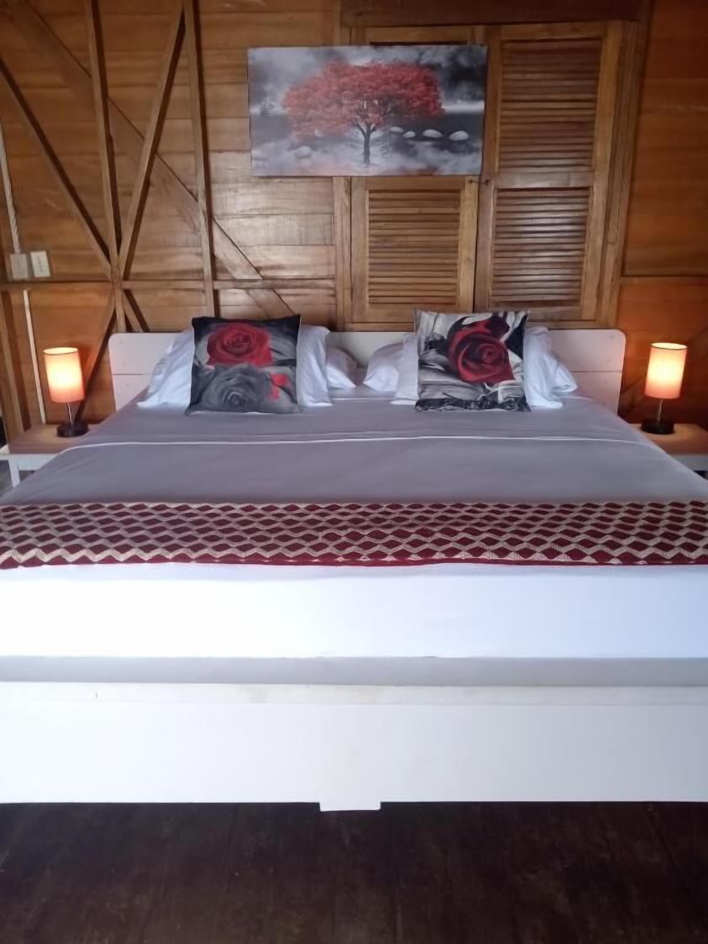 Kamar Double, 1 Tempat Tidur King, balkon, pemandangan laut | Meja kerja, ruang kerja ramah laptop, dan setrika/meja setrika