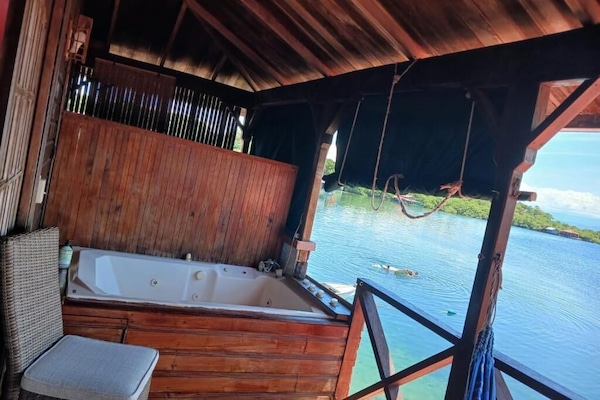 Quarto casal, 1 cama King, sacada, vista para o mar | Hidromassagem externa