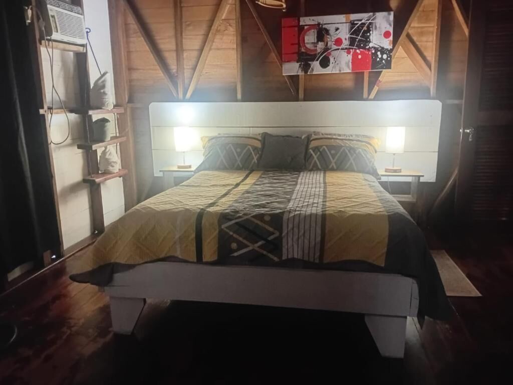 Kamar Double | Meja kerja, ruang kerja ramah laptop, dan setrika/meja setrika