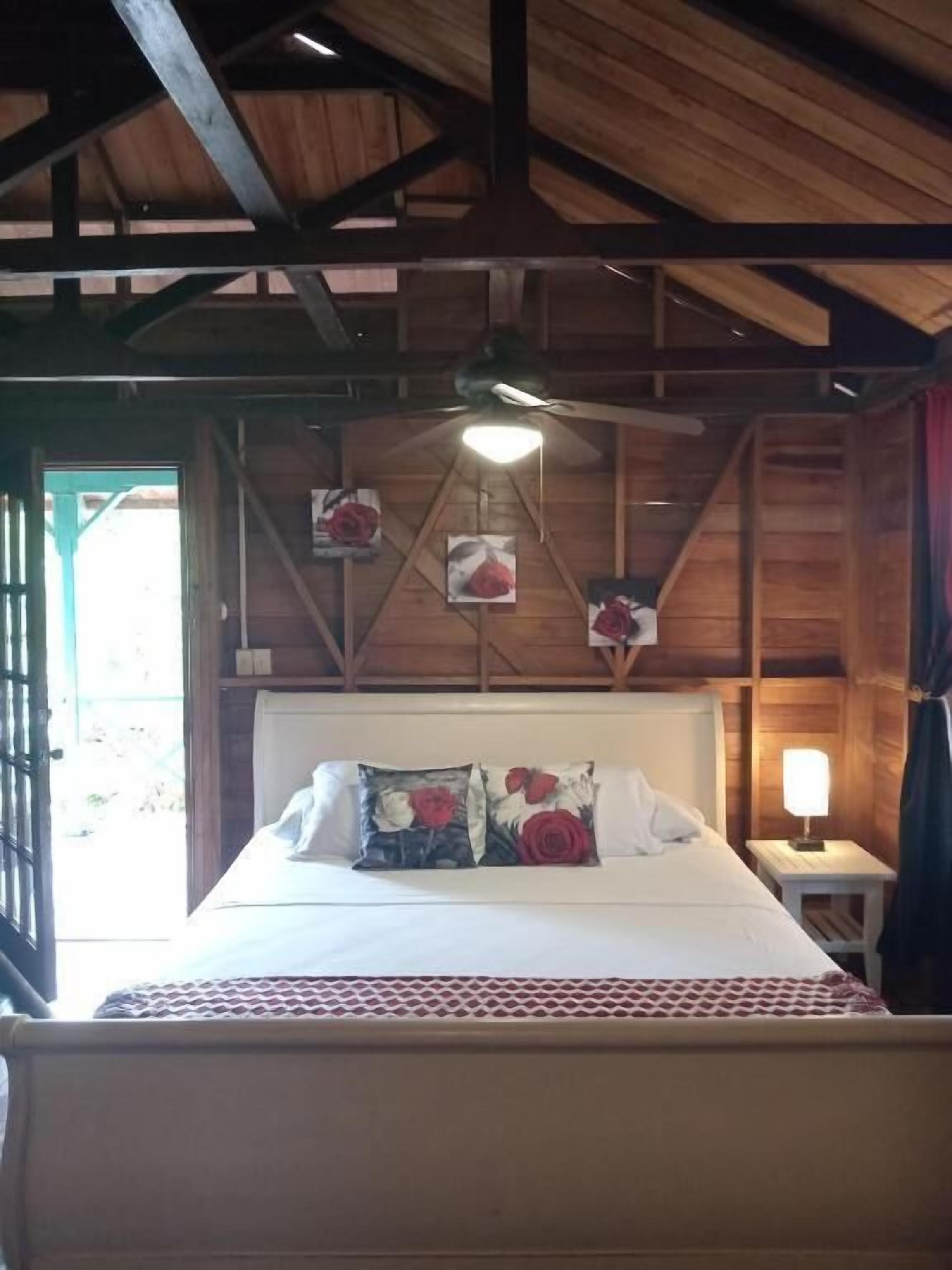 Suite Deluks, balkon, pemandangan kota | Meja kerja, ruang kerja ramah laptop, dan setrika/meja setrika