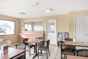 Dining - Deluxe 2 Full Beds|Tulsa (Tulsa)