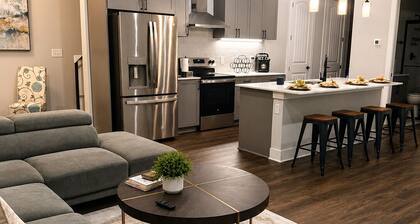 Modern Luxe Home 3BR • 3BA • Garage • Sleeps 6