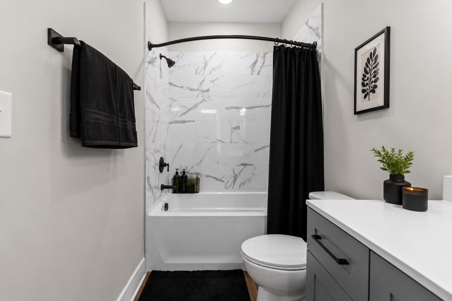 Douche, serviettes fournies, papier toilette