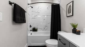 Douche, serviettes fournies, papier toilette