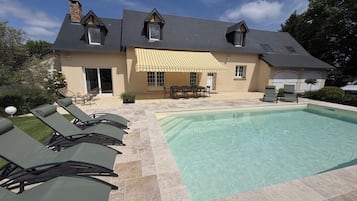 Una piscina al aire libre, una piscina climatizada