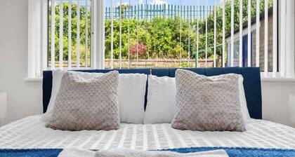 Modern 3BR Bungalow | Air Con | Sleeps 6 | Parking