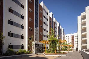 Exterior - City Rail Pulse Modern Design w Balcony (Tel Aviv-Yafo)