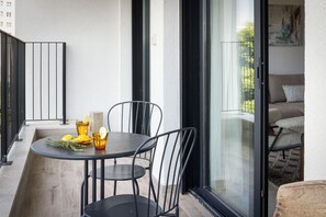 Outdoor dining - City Rail Pulse Modern Design w Balcony (Tel Aviv-Yafo)