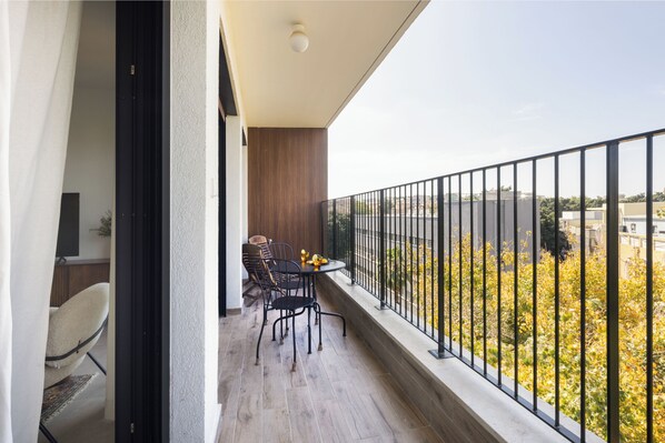 Outdoor dining - City Rail Pulse Modern Design w Balcony (Tel Aviv-Yafo)