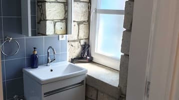 Familien-Doppel- oder -Zweibettzimmer | Badezimmer | Dusche, Haartrockner, Handtücher, Seife
