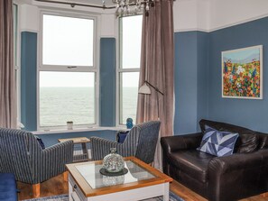 TV, fireplace - 7 bedroom accommodation in Criccieth (Criccieth)