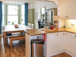 Dishwasher, high chair - 7 bedroom accommodation in Criccieth (Criccieth)
