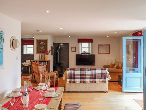 TV, fireplace - 3 bedroom accommodation in Cheddar (Cheddar)