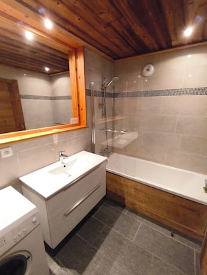 Bathroom - Vrbo Property (Bonneval-sur-Arc)