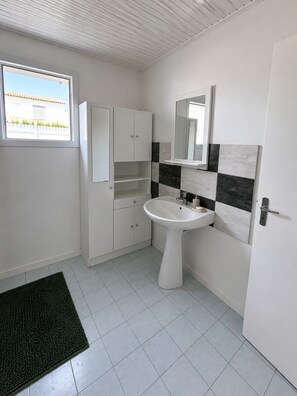 Serviettes fournies, papier toilette