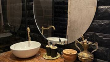 Douche, baignoire à jets, sèche-cheveux, bidet