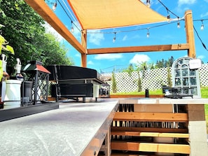 Outdoor dining - Evergreen Escape Luxury Glamping with hot tub and forest view deck (Brush Prairie)