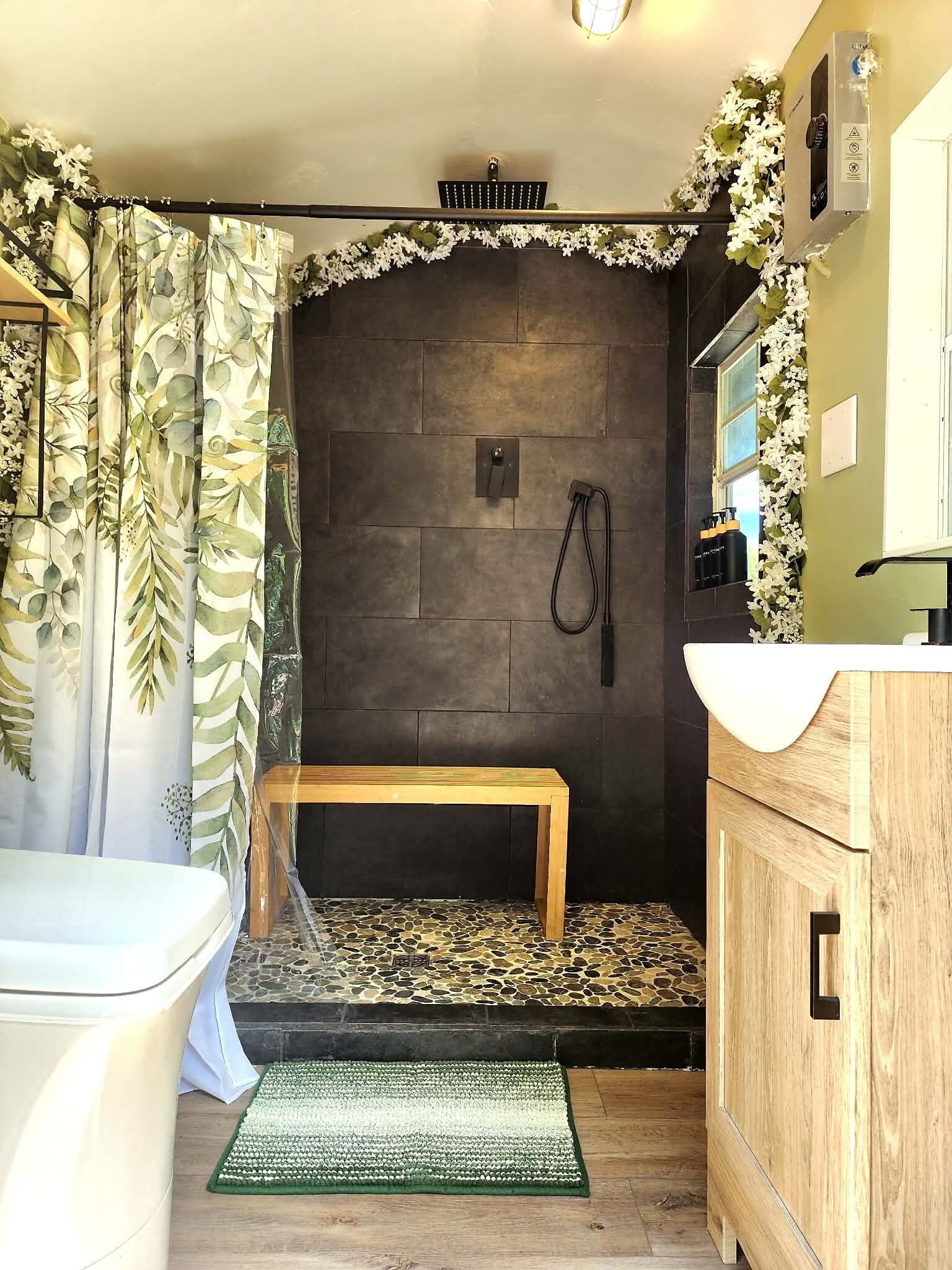 Douche, sèche-cheveux, serviettes fournies, savon