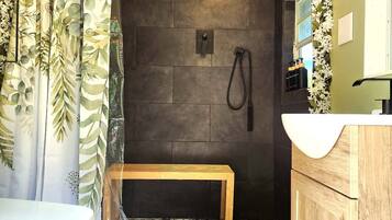 Douche, sèche-cheveux, serviettes fournies, savon