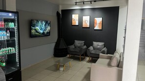 Habitación básica doble, lanai, vista al lago | Interior