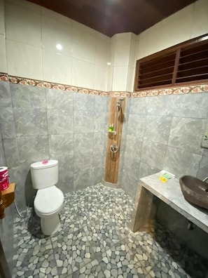 Kamar Double atau Twin Deluks, balkon, pemandangan kebun | Kamar mandi | Shower, perlengkapan mandi gratis, sabun, dan sampo