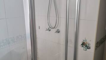 Shared Dormitory, 1 Bedroom, Balcony | Bilik Mandi