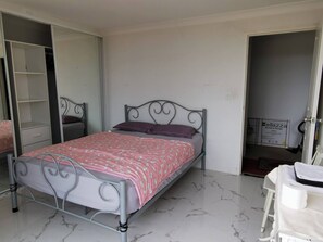 Shared Dormitory, 1 Bedroom, Balcony - Room-charming Guest Room in Regents Park (Sydney)