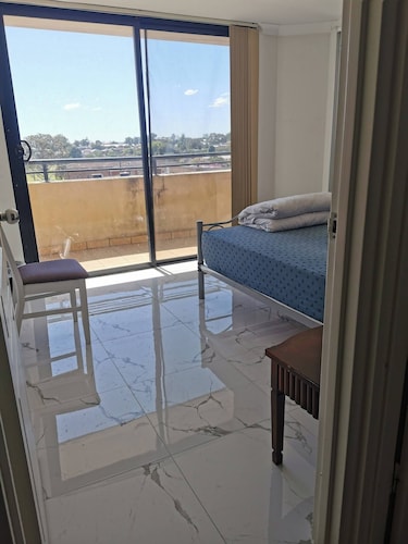 Room-charming Guest Room in Regents Park