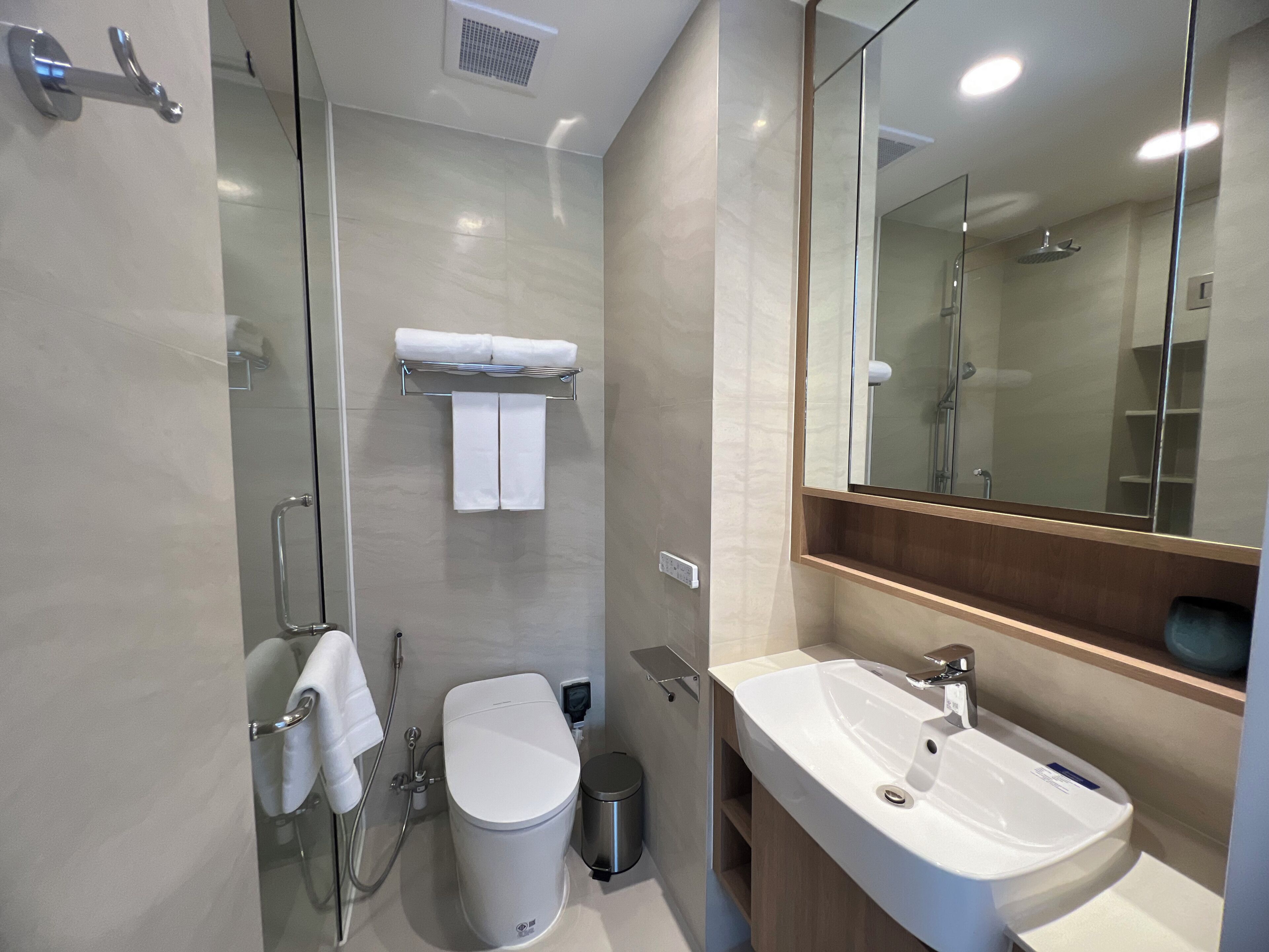 Deluxe-Apartment, Kochnische, Gartenblick | Badezimmer