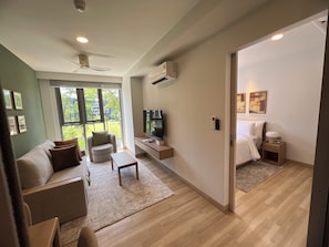 Deluxe-Apartment, Kochnische, Gartenblick | Wohnbereich