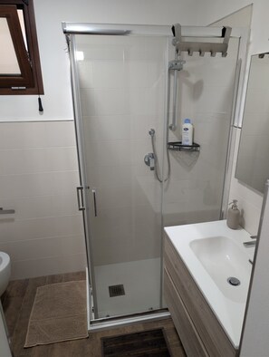 Sèche-cheveux, bidet, serviettes fournies, savon