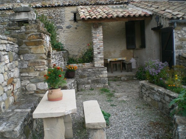 Outdoor dining - Les Pierres Séches Vacation Rental, Les Andrieux 4/5 Banon (Banon)