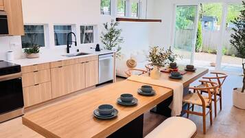 Fridge, microwave, stovetop, dishwasher