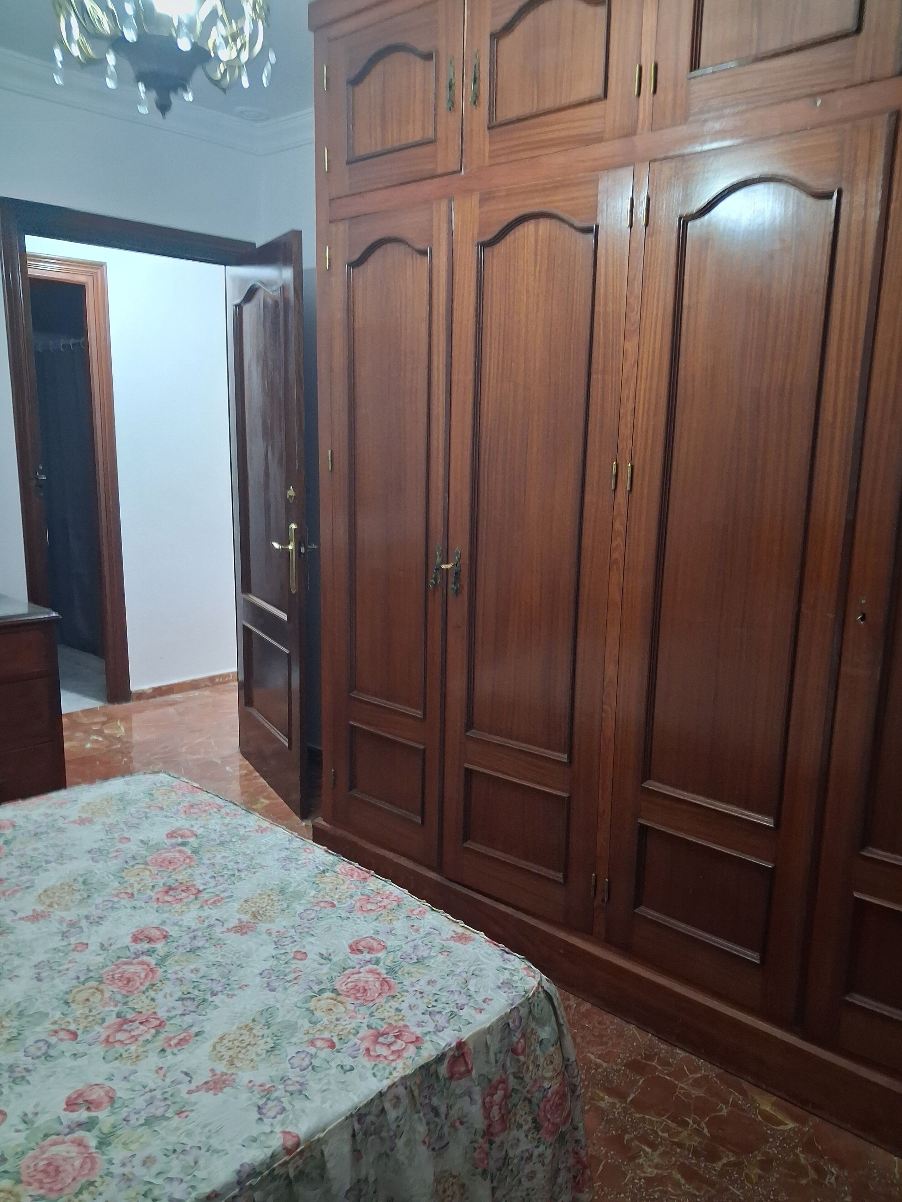 4 bedrooms, iron/ironing board, bed sheets