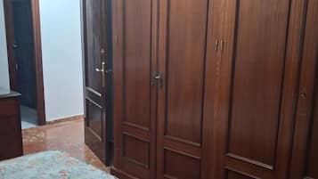 4 bedrooms, iron/ironing board, bed sheets