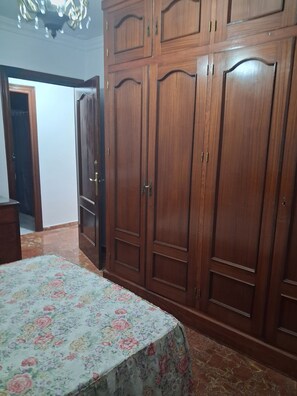 4 bedrooms, iron/ironing board, bed sheets