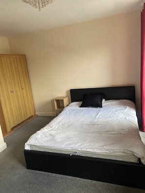 2 habitaciones, tabla de planchar con plancha, wifi y ropa de cama 