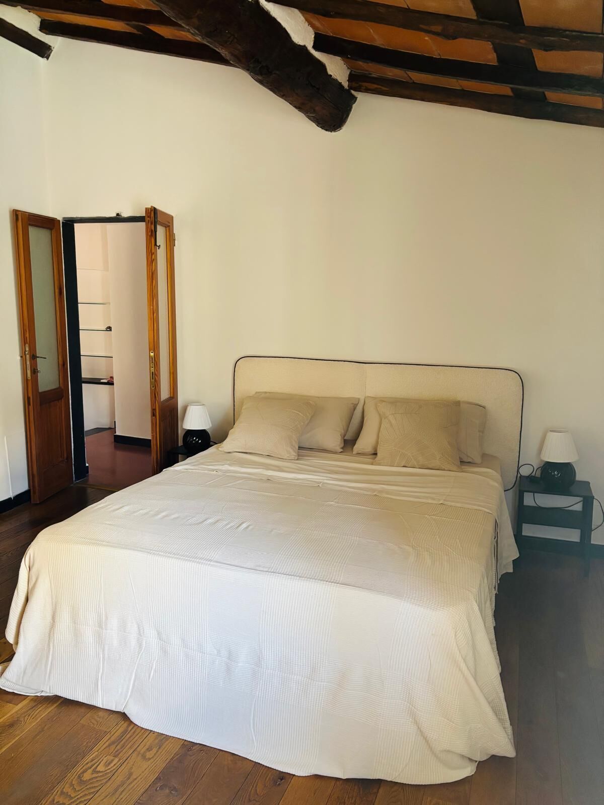 2 bedrooms, internet, bed sheets