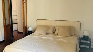 2 bedrooms, internet, bed sheets