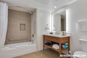 Secadora de cabello, toallas, jabón, papel de baño 