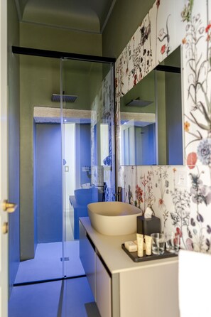 Shower, hair dryer, bidet, towels - Vrbo Property (Noci)